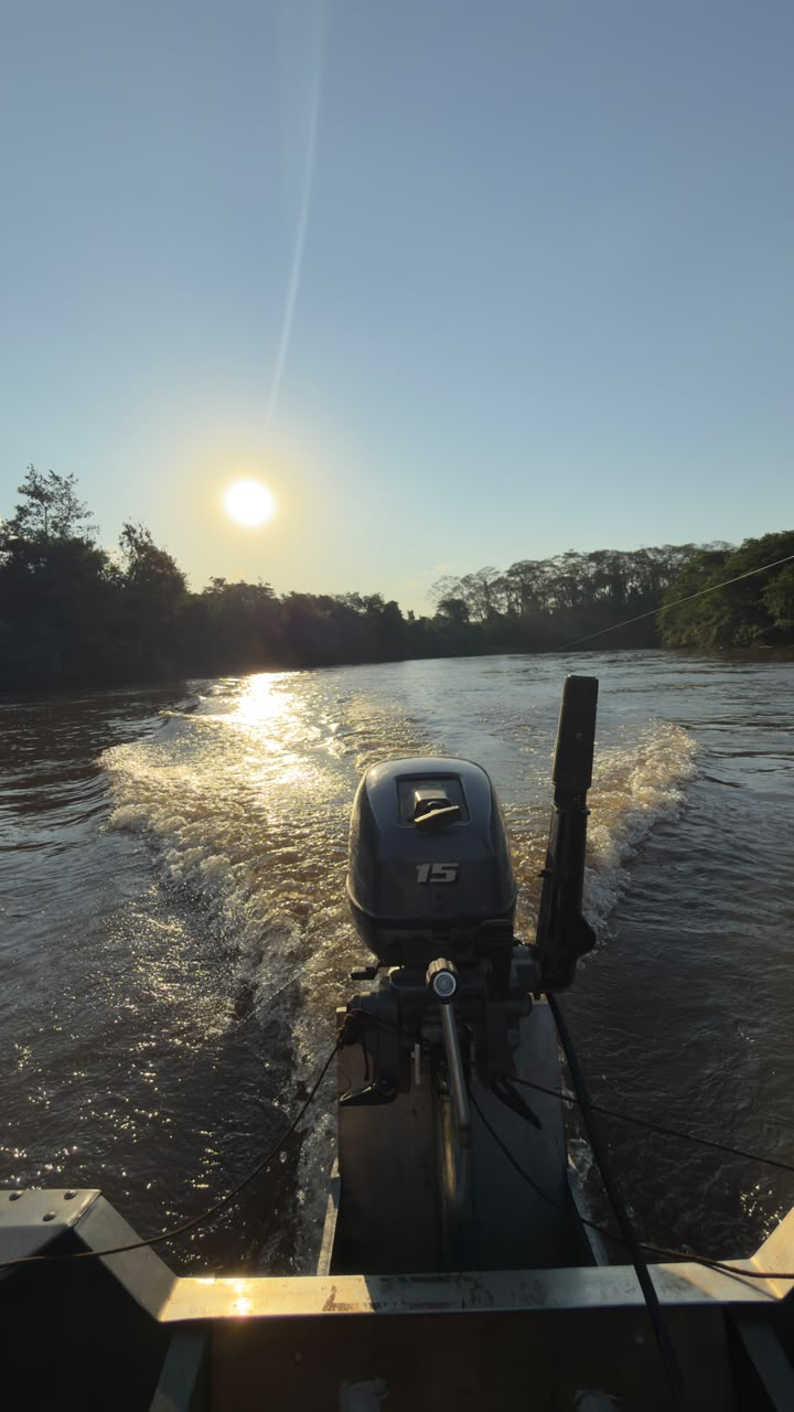 Embarcação navegando em um rio