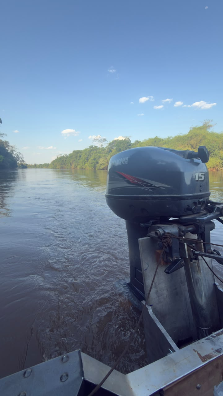 Motor de popa em uma embarcação no rio